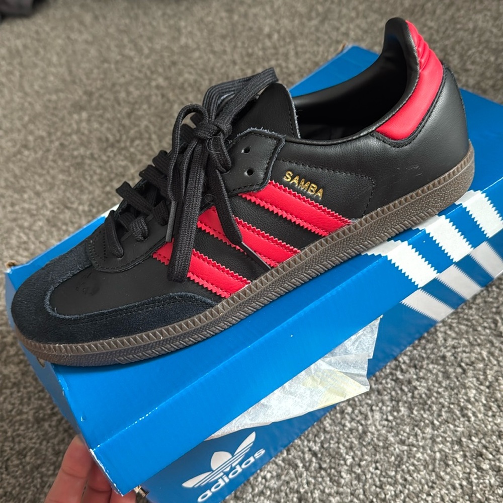 Manchester United adidas sambas 
US Men’s 7.5
Black and red 
Brand new